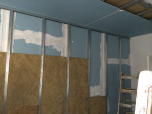 Odhlučnění stropu - napojení stěny a stropu