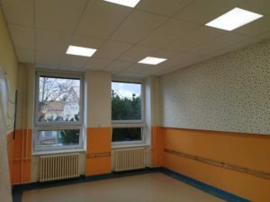 akusticka izolace stropu ve školní jídelně