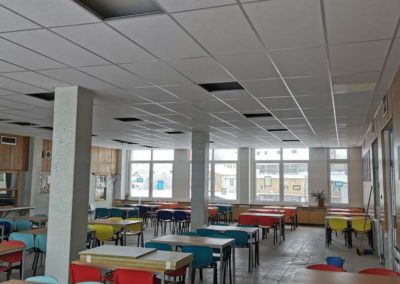 Úprava akustiky ve školní jídelně v Kaplici: Kvalitní řešení díky minerálním podhledům